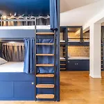 Fraternity-hotel *