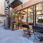 Fraternity-hotel *