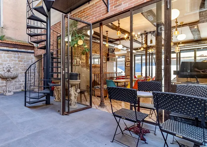 Fraternity-hotel